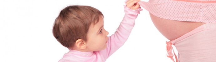 Baby und schwangere Mutter